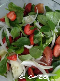 Una foto de Ensalada canónigos y fresas