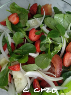 Una foto de Ensalada canónigos y fresas