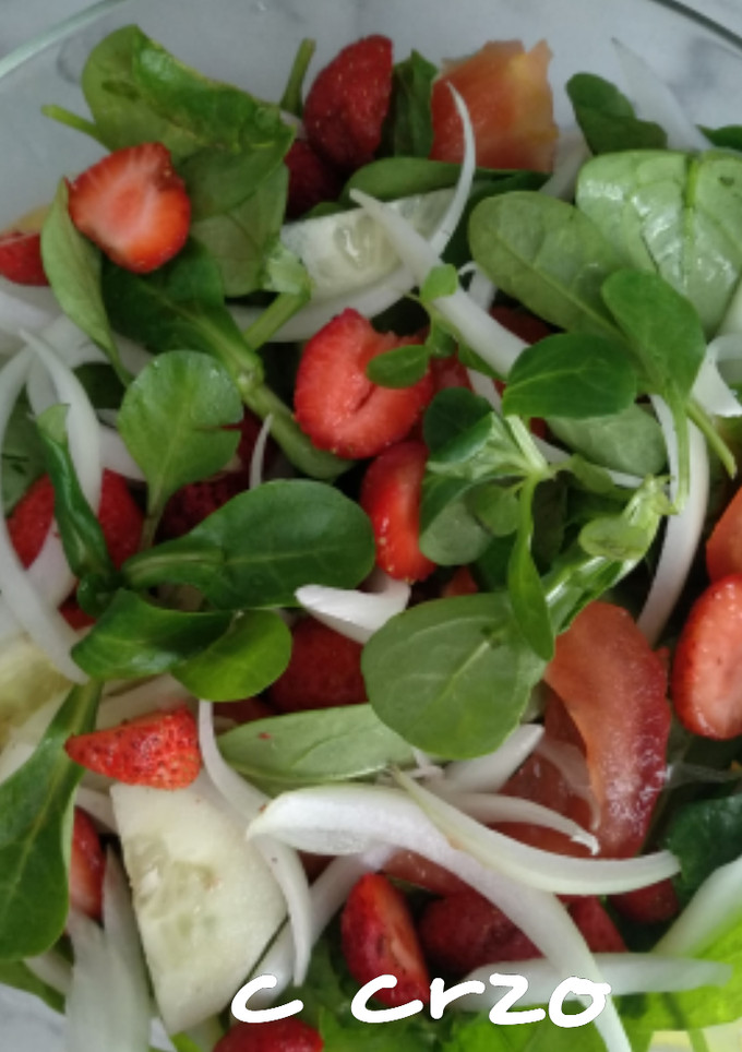 Una foto de Ensalada canónigos y fresas