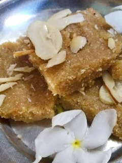 સુખડી (sukhdi recipe in gujarati) રેસીપી મુખ્ય ફોટો