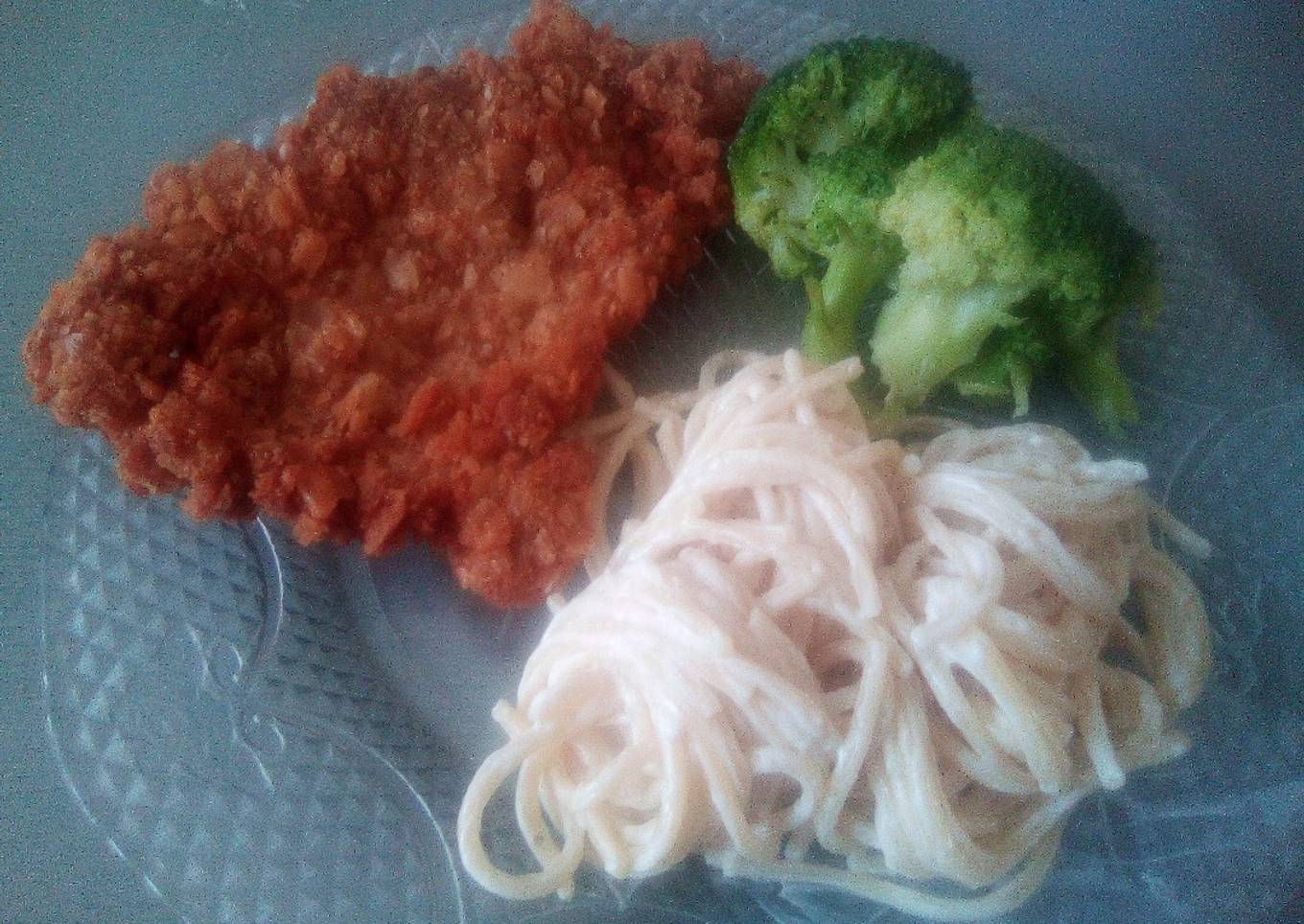 Milanesa de res empanizada con brócoli y sopa fría 🤭❤️