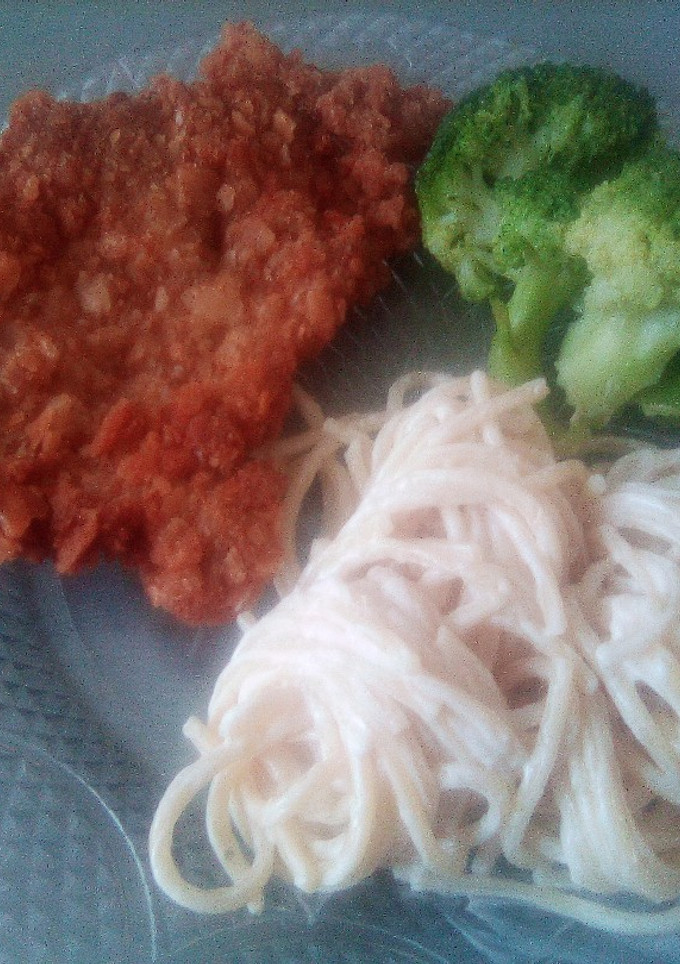 Una foto de Milanesa de res empanizada con brócoli y sopa fría 🤭❤️