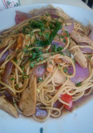 Una foto de Tallarines encebollados