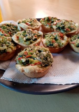 Una foto de Tartelitas de puerro y morrón rojo y verde