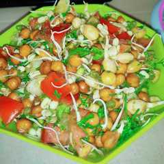 स्प्राउटेड प्रोटीन सलाद (sprouted protein salad recipe in Hindi)-レシピのメイン写真