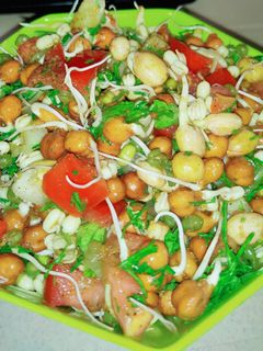 स्प्राउटेड प्रोटीन सलाद (sprouted protein salad recipe in Hindi) रेसिपी मुख्य फोटो