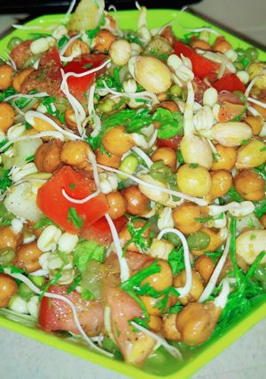 स्प्राउटेड प्रोटीन सलाद (sprouted protein salad recipe in Hindi) रेसिपी मुख्य फोटो