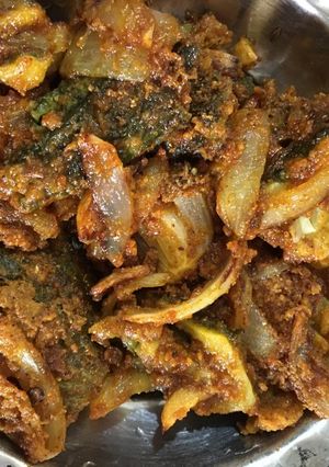 કારેલા ડુંગળી નું શાક (Karela Dungri Shak Recipe In Gujarati) રેસીપી મુખ્ય ફોટો