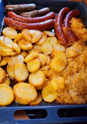 Tepsiben sült hurka, kolbász krumplival és savanyú káposztával recept fotója
