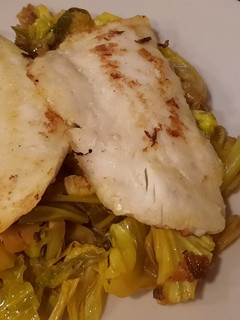 Una foto de Filetes de merluza con base de col