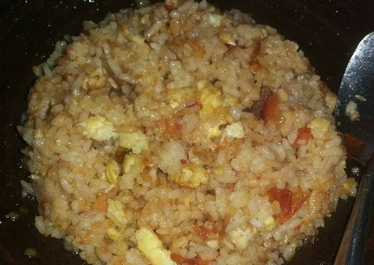 Nasi goreng menjerit dengan orak arik telur puyuh