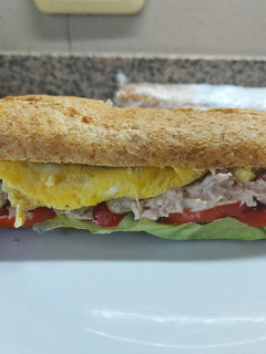 Una foto de Sándwich de atún