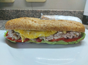 Una foto de Sándwich de atún