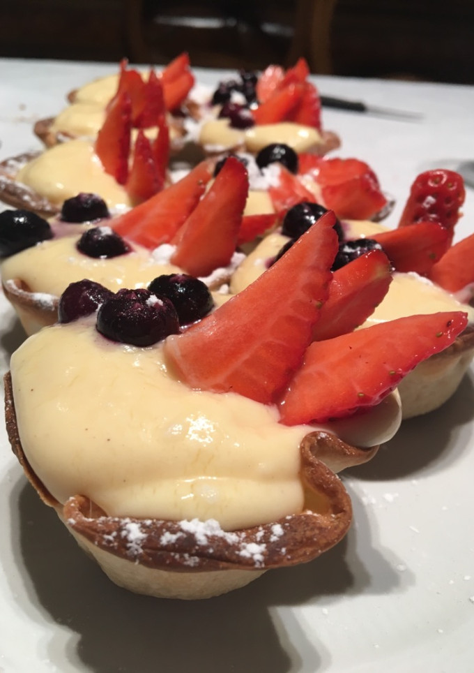 Una foto de Cestitas de crema pastelera con frutos del bosque 🌳 🍓