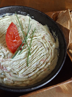 Una foto de Crema de salmón con aguacate y lima