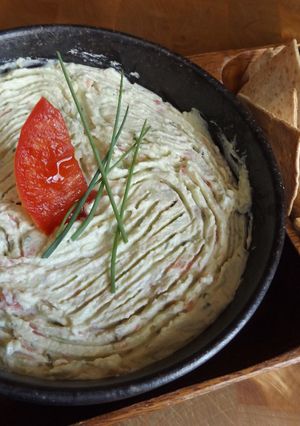 Una foto de Crema de salmón con aguacate y lima