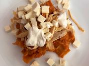 Una foto de chilaquiles con jitomate y chile serrano