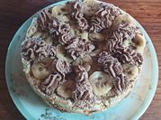 Una foto de torta manjar platano