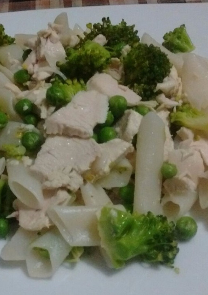 Una foto de Mostacholes con pollo, brócoli y arvejas