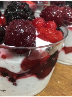 Una foto de Vasitos de frutos rojos
