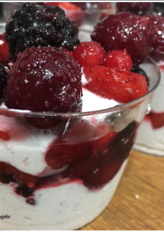 Una foto de Vasitos de frutos rojos