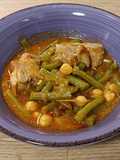 Costillas carnosas con judías verdes y garbanzos