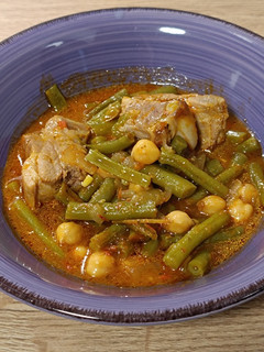 Una foto de Costillas carnosas con judías verdes y garbanzos