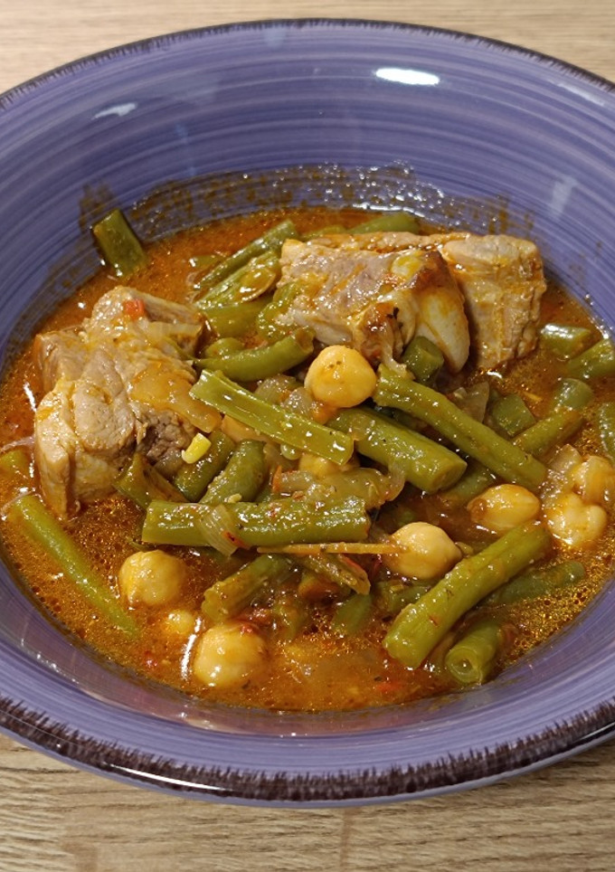 Una foto de Costillas carnosas con judías verdes y garbanzos