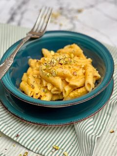Una foto de Pasta con salsa de calabaza y pistachos