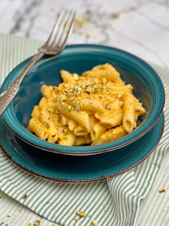 Una foto de Pasta con salsa de calabaza y pistachos