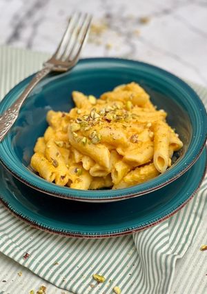 Una foto de Pasta con salsa de calabaza y pistachos