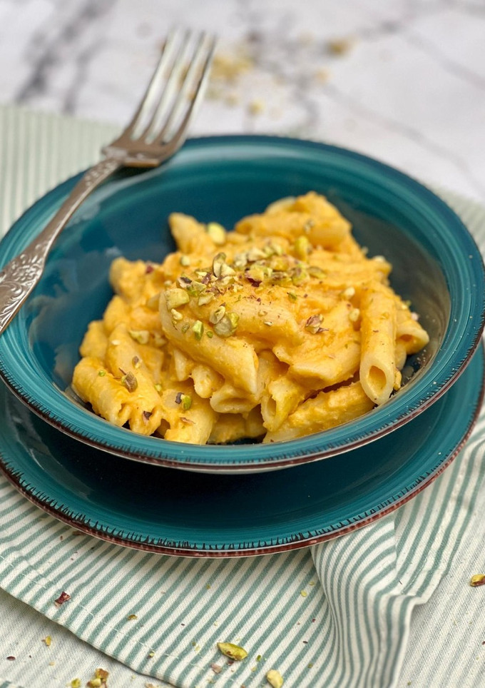 Una foto de Pasta con salsa de calabaza y pistachos
