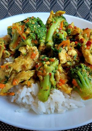 Ázsiai stílusú brokkolis-sárgarépás csirkemell recept fotója