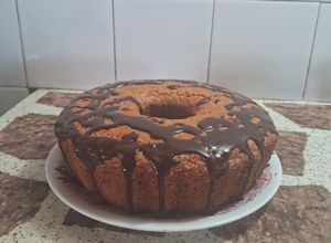 Una foto de Budín de limón 🍋clasico con aceite decorado con cobertura de chocolate