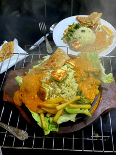 ચીઝી પનીર મખની સિઝલર (Cheesy Paneer Makhani Sizzler Recipe In Gujarati) રેસીપી મુખ્ય ફોટો