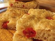 Una foto di focaccia di patate