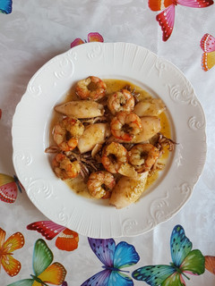 Una foto de Calamares salteados con gambas 🍤🍤