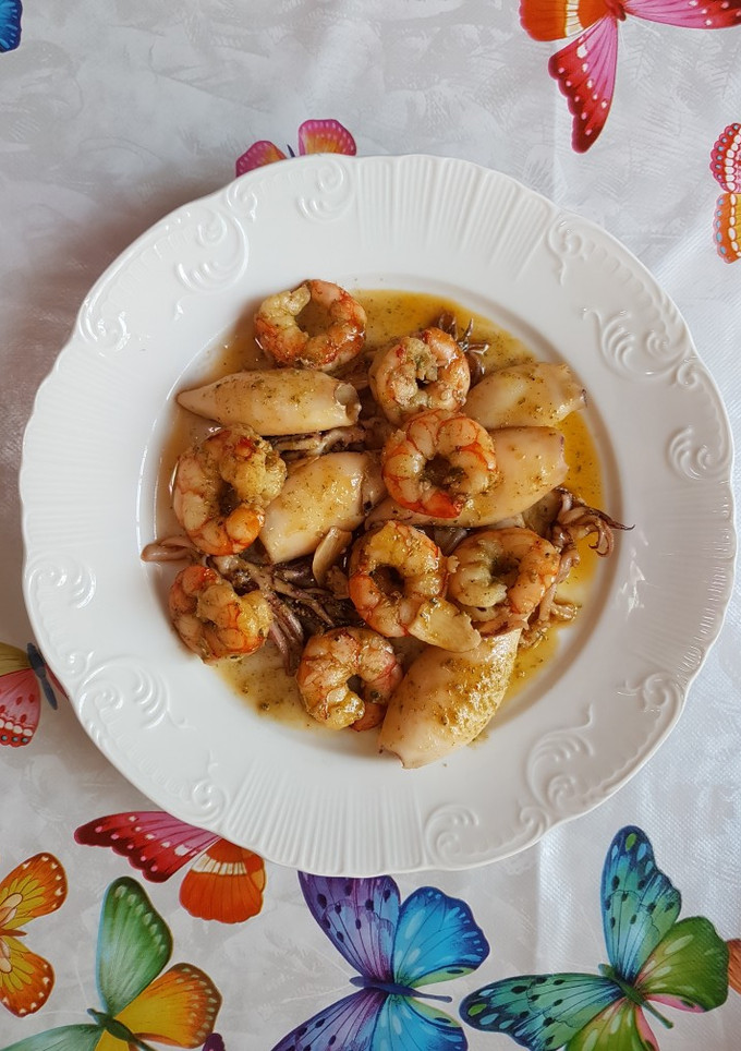 Una foto de Calamares salteados con gambas 🍤🍤
