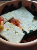 Feta infornata con spinaci e pomodori