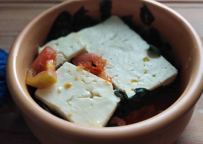 Modo più semplice a Preparare Veloce Feta infornata con spinaci e pomodori