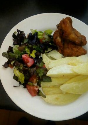 A picture of Quick lunch of Chips and Green salad.
