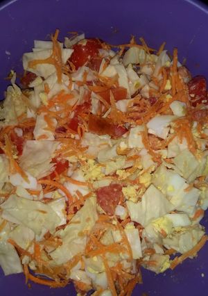 Una foto de Ensalada de vegetales y proteína