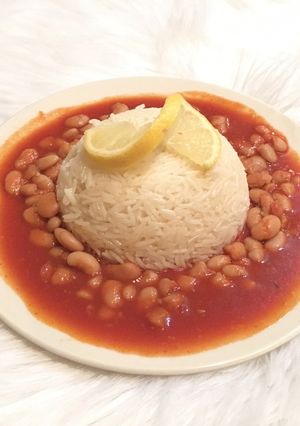 صورة لوصفة فاصولياء بيضاء بصلصة الطماطم