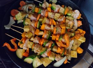 Una foto de Brocheta de verduras y pechuga de pollo!!