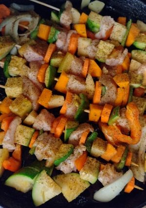 Una foto de Brocheta de verduras y pechuga de pollo!!