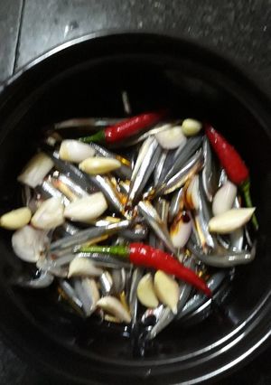 Hình của món Cá cơm kho.