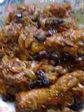 Alas de pavo encebolladas