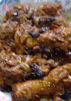 Una foto de Alas de pavo encebolladas