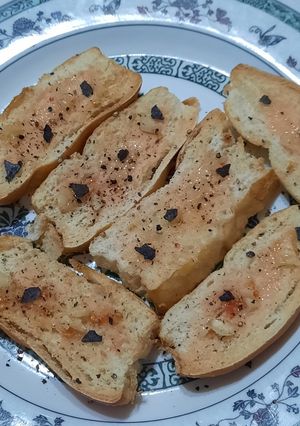 Una foto de Pan con ajo al estilo italiano y sal negra