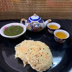 A picture of Oats carrot idli with lemon tea.